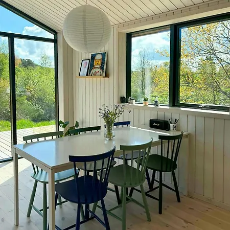 Moderne Traehus I Helgenaes' Bakkede Holiday home Knebel