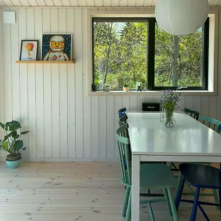 Hébergement de vacances Moderne Traehus I Helgenaes' Bakkede Knebel