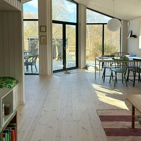 Moderne Traehus I Helgenaes' Bakkede *