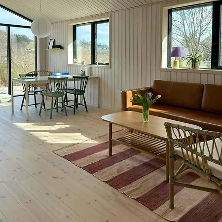Moderne Traehus I Helgenaes' Bakkede