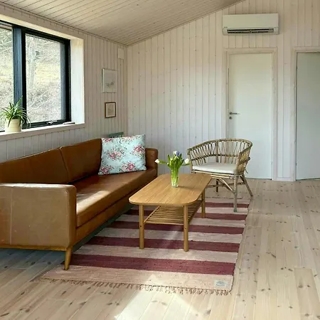 Moderne Traehus I Helgenaes' Bakkede * Knebel